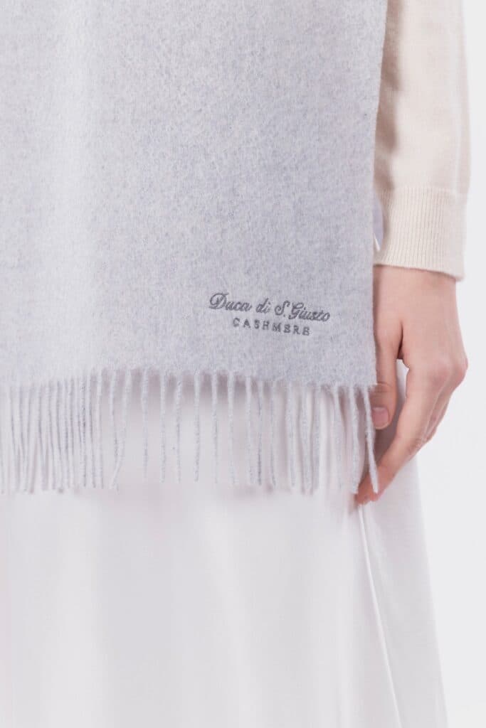 Plain color scarf with embroidery